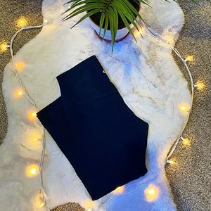 Lulu navy blue align crops 21” size 6